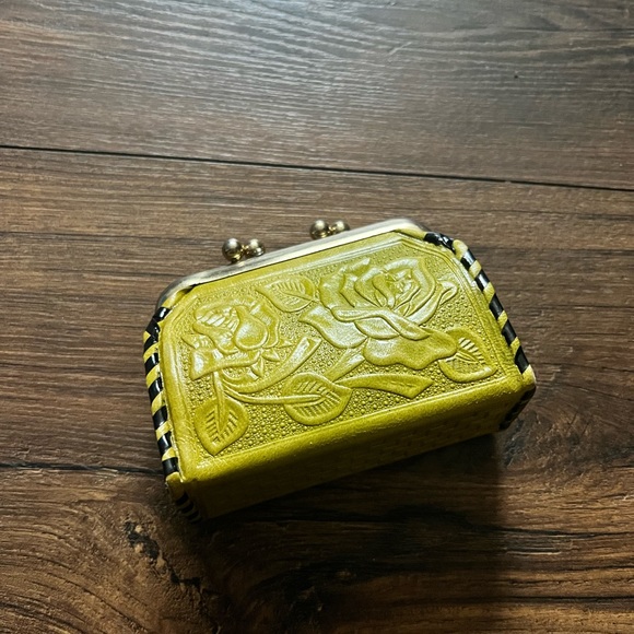 Sustainable leather embossed change purse - Picture 2 of 13